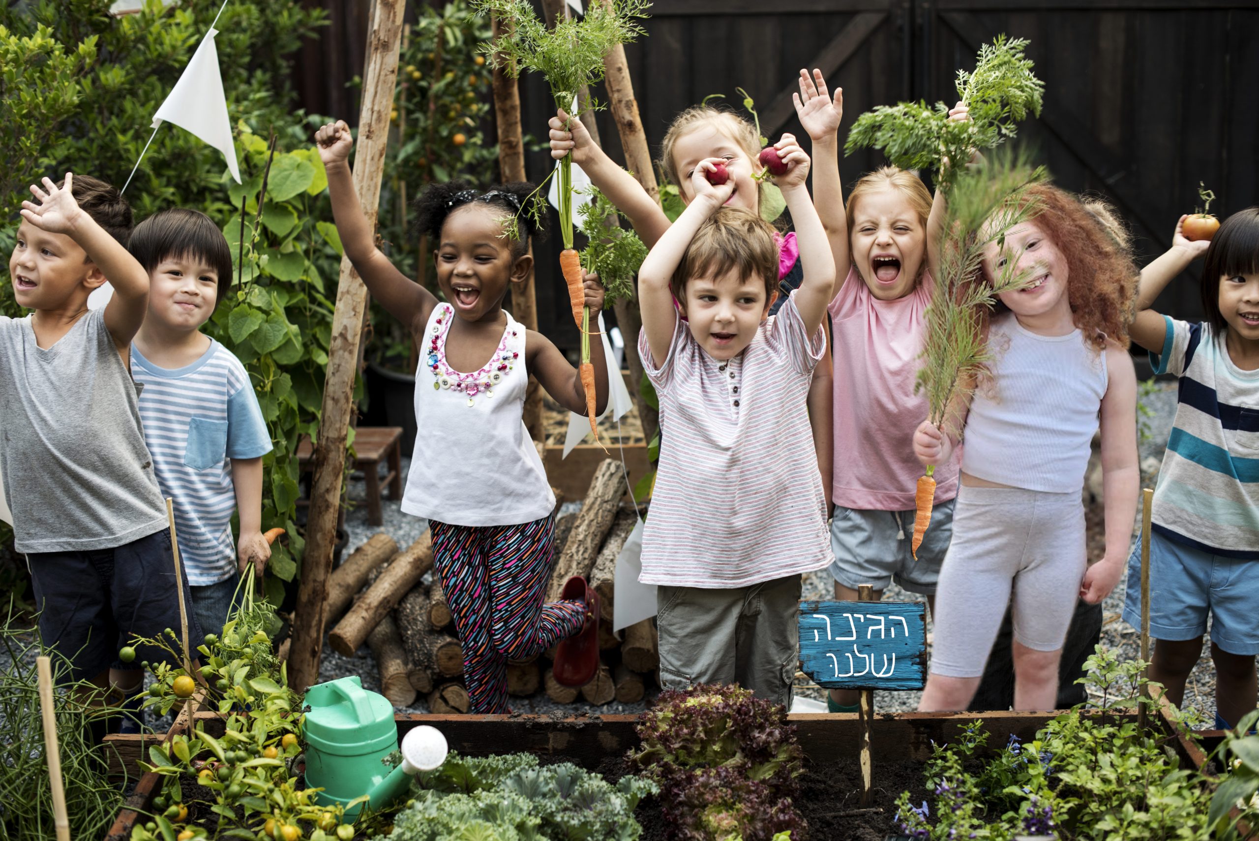 ילדים בגן מצטלמים
